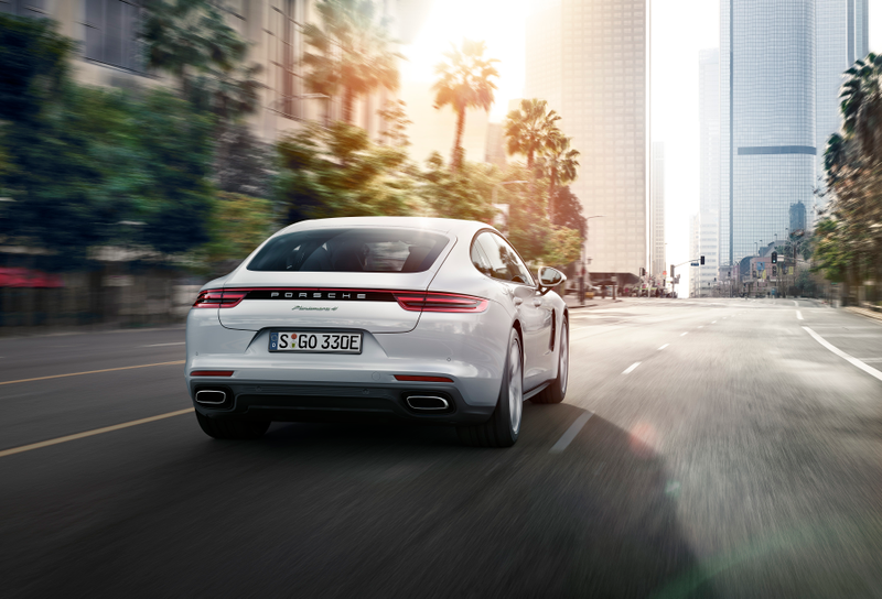 Illustration for article titled The 2018 Porsche Panamera 4 E-Hybrid Is a 462 HP Punch To The Gut
